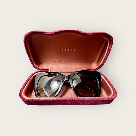 Gucci Sunglasses 💯 Authentic- New - Classic black with gold accents - NWT - Picture 2 of 9